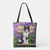 Tuxedo-kat op een tuinstoel met bloemen tote bag (Achterkant)