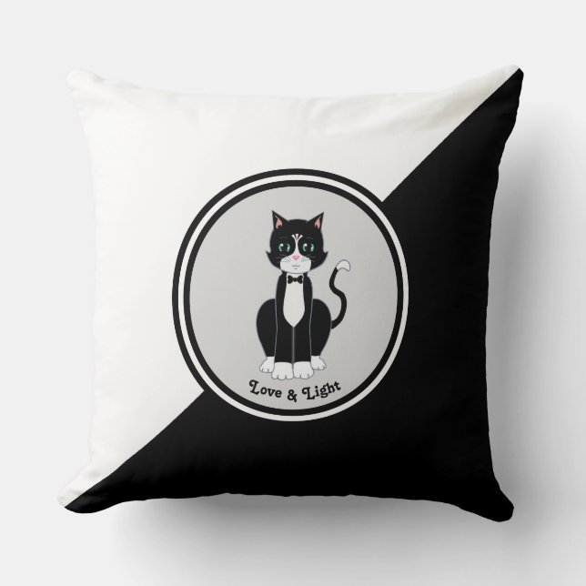 Tuxedo Kat op Zwart en Wit Kussen (Voorkant)