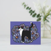 Tuxedo Kat Paarse Daisies Kunst Briefkaart (Staand voorkant)