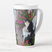 Tuxedo Kat Schattige Bloemen Katten Verjaardag Latte Mok (Rechterhoek)