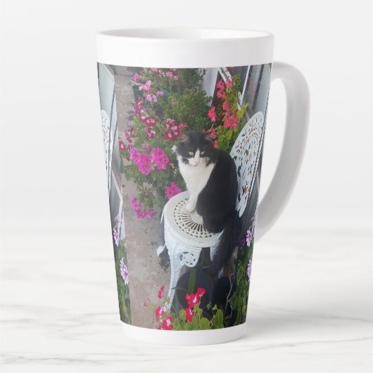 Tuxedo Kat Schattige Bloemen Katten Verjaardag Latte Mok (Rechterhoek)