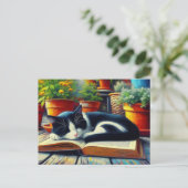 Tuxedo Kat Slapen op een Boek Tuin Schilderij Briefkaart (Staand voorkant)