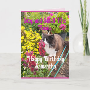 Tuxedo Kat Snuffelt aan Bloemen Grappige Verjaarda Kaart