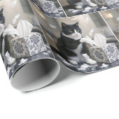 Tuxedo kat speelt met een tissue doos cadeaupapier (Rol Hoek)
