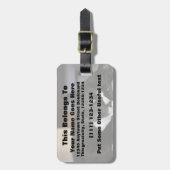 tuxedo katzwart-wit, onderaan één oog open bagagelabel (Voorkant verticaal)