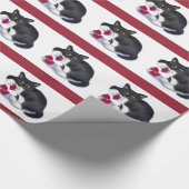 Tuxedo Kitten heeft drie Valentijn-Speelgoed voor  Cadeaupapier (Hoek)