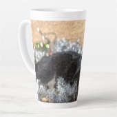 Tuxedo Kitten Tinsel en Lichten Painterly Latte Mok (Linkerhoek)
