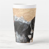 Tuxedo Kitten Tinsel en Lichten Painterly Latte Mok (Voorkant)