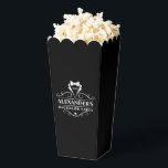 Tuxedo stropdas snacks en popcorn voor vrijgezelle bedankdoosjes<br><div class="desc">Zwarte cadeauverpakking in de vorm van een tuxedo stropdas voor vrijgezellenfeest,  voor snacks zoals popcorn.</div>