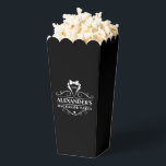 Tuxedo stropdas snacks en popcorn voor vrijgezelle bedankdoosjes<br><div class="desc">Zwarte cadeauverpakking in de vorm van een stropdas voor vrijgezellenfeest met snacks zoals popcorn</div>