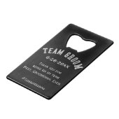 Tuxedo Team Groom Bachelor Party Bottle Open Creditkaart Flessenopener (Voorkant Gekanteld)