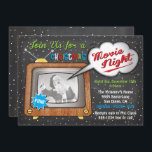 TV-feest in de nacht op de avond Kaart<br><div class="desc">Ho,  ho,  ho,  hé,  vier met de favoriete kerstfeestfilms van Santa met deze leuke uitnodiging. Met een retro- televisietoestel,  Santa,  leuke lettertypen op een sneeuwachtergrond. Geweldig voor een feest dat van populaire kerstfilms houdt!</div>