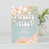 Twaalf is een Vibe Daisy Hippie 70s Retro Verjaard Kaart (Staand voorkant)