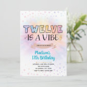 Twaalf is een vibe uitnodiging voor de verjaardag (Staand voorkant)