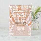 Twaalf is een vibe verjaardag uitnodiging (Staand voorkant)