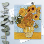 Twaalf zonnebloemen Vincent Van Gogh Briefkaart<br><div class="desc">Een mooi kunstmatig briefkaart met het oliesschilderij,  Vase met twaalf zonnebloemen (1888),  van Vincent van Gogh (1853-1890). Een aardewerken vaas met gele bloemen tegen een lichtblauwe achtergrond.</div>