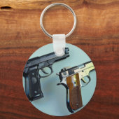 Twee .45 kaliber automatische pistolen voor pistol sleutelhanger (Voorkant)