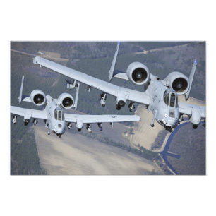 Twee A-10C Thunderbolt II-vliegtuig vliegen in for Foto Afdruk