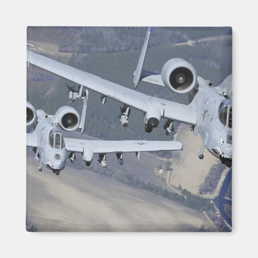 Twee A-10C Thunderbolt II-vliegtuig vliegen in for Magneet (Voorkant)