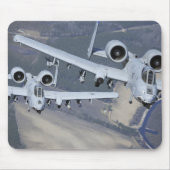 Twee A-10C Thunderbolt II-vliegtuig vliegen in for Muismat (Voorkant)