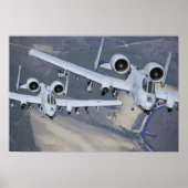 Twee A-10C Thunderbolt II-vliegtuig vliegen in for Poster (Voorkant)