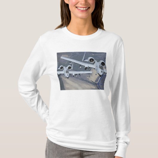 Twee A-10C Thunderbolt II-vliegtuig vliegen in for T-shirt (Voorkant)