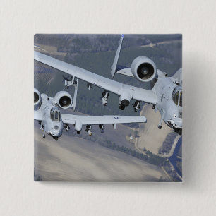 Twee A-10C Thunderbolt II-vliegtuig vliegen in for Vierkante Button 5,1 Cm