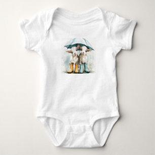 Twee aanbiddelijke babyschapen op een regenachtige romper