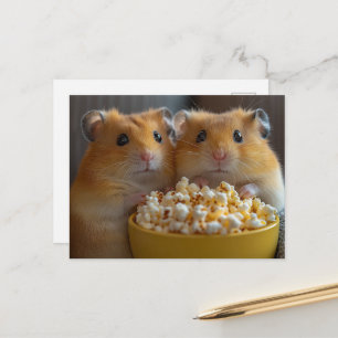 Twee aanbiddelijke hamsters met een grote bak popc briefkaart