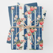 Twee aardbei en een effen kleur inpakpapier vel (In situ)