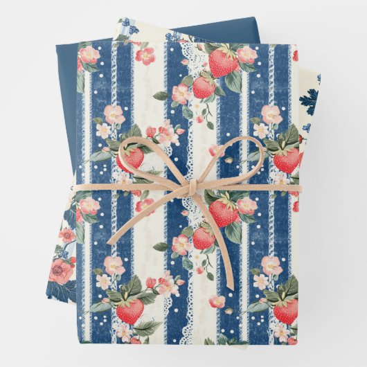 Twee aardbei en een effen kleur inpakpapier vel (In situ)