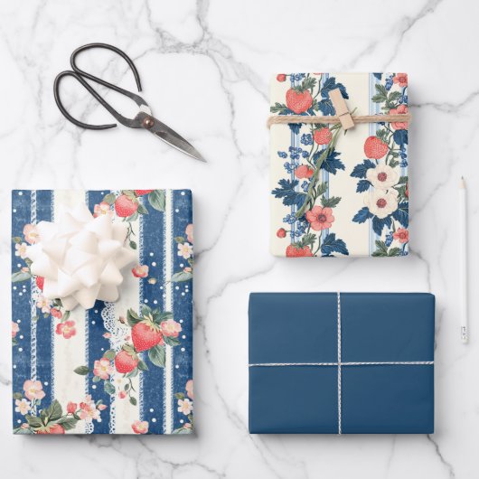 Twee aardbei en een effen kleur inpakpapier vel (Voorkant)