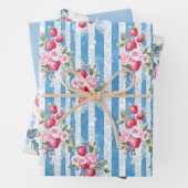 Twee aardbei en een effen kleur inpakpapier vel (In situ)