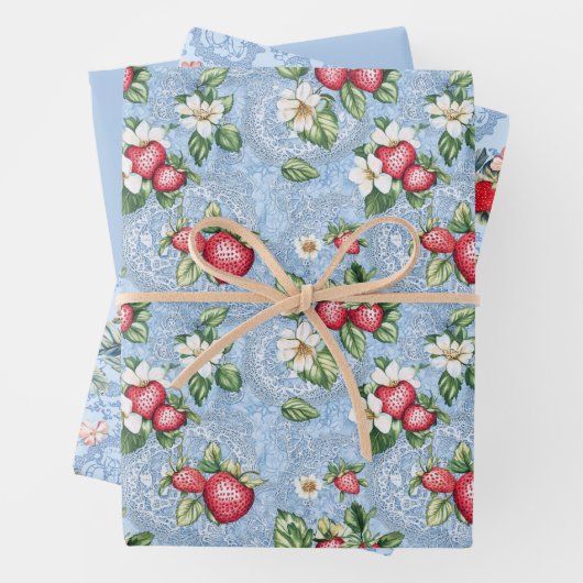 Twee aardbei en een effen kleur inpakpapier vel (In situ)