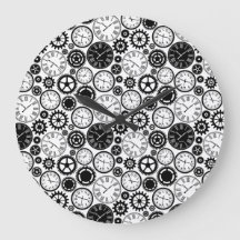 Twee afbeeldingen tonen een ronde wandklok met een