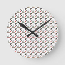 Twee afbeeldingen van een ronde wandklok met zwart