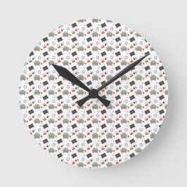 Twee afbeeldingen van een ronde wandklok met zwart