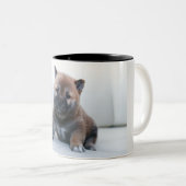 Twee afgezwakte mok met puppyontwerp. (Voorkant rechts)