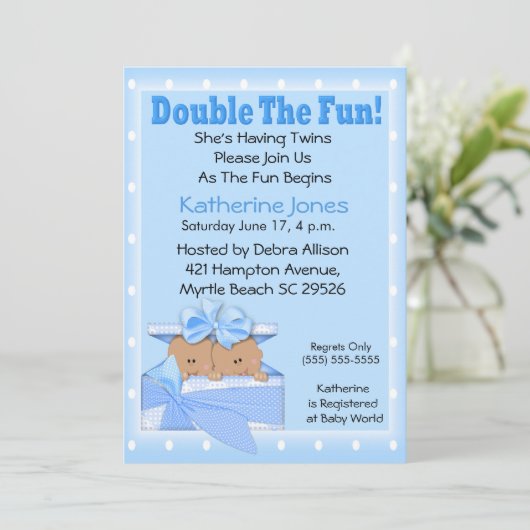 Twee Afrikaanse Amerikaanse jongens met babyschoen Kaart (Staand voorkant)