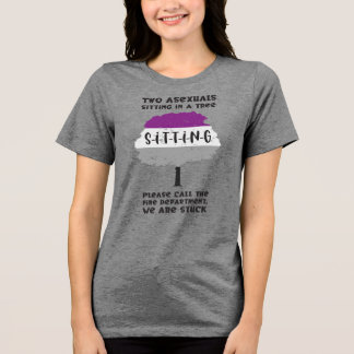 Twee aseksuelen die in een boom zitten Tri-Blend shirt