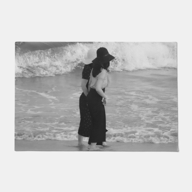 twee, aziatisch, meisje, strand, water, golven, ro deurmat (Voorkant)