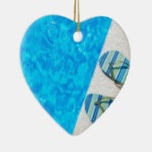 Twee badslippers aan de rand van het zwembad keramisch ornament (Rechts)