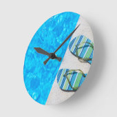 Twee badslippers aan de rand van het zwembad ronde klok (Hoek)