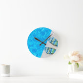 Twee badslippers aan de rand van het zwembad ronde klok (Huis)