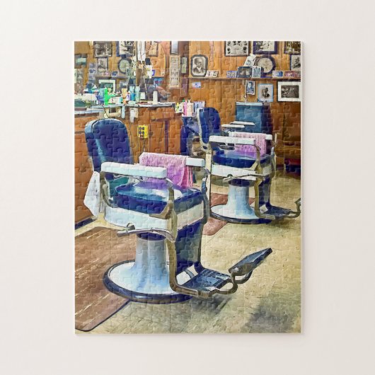 Twee Barberstoelen met roze gestreepte Barberkapje Legpuzzel (Verticaal)