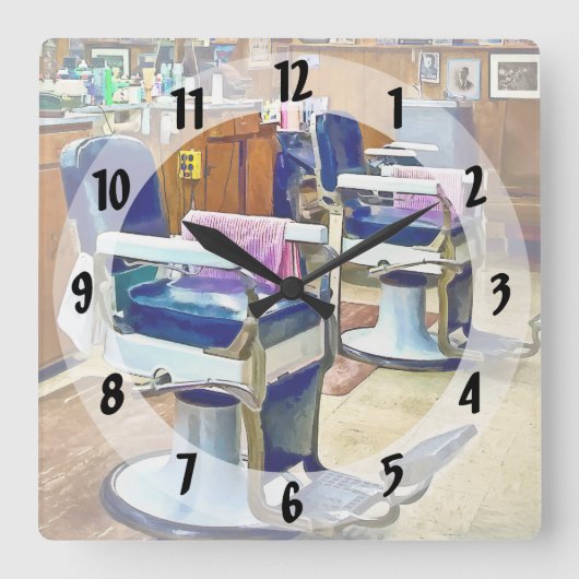 Twee Barberstoelen met roze gestreepte Barberkapje Vierkante Klok (Voorkant)