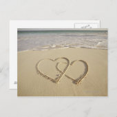 Twee bedekkende die harten op het strand worden briefkaart (Voorkant / Achterkant)