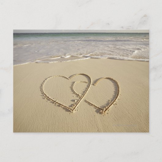 Twee bedekkende die harten op het strand worden briefkaart (Voorkant)