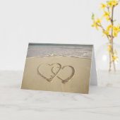 Twee bedekkende die harten op het strand worden kaart (Gele Bloem)