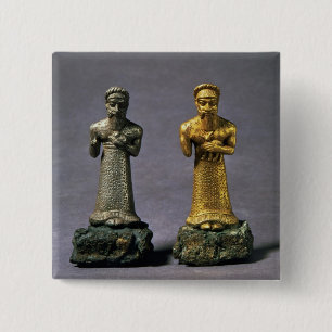 twee beeldjes mannen met een aanbod van geiten, vierkante button 5,1 cm